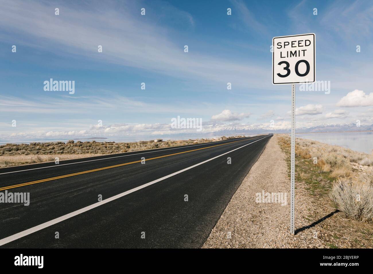 USA, Utah, Salt Lake City, leere Straße mit Tempolimit Stockfoto