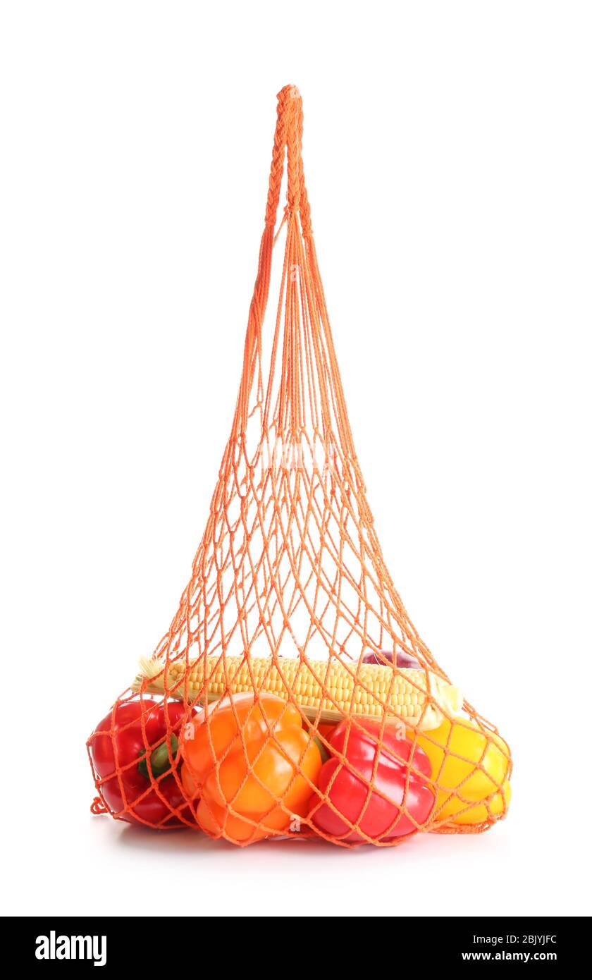 Mesh eco Tasche mit Produkten auf weißem Hintergrund Stockfoto