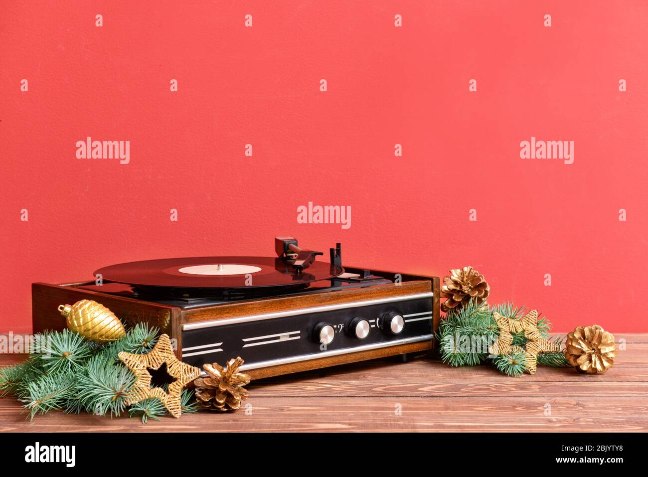 Retro Player mit weihnachtlichen Dekor auf hölzernen Tisch Stockfoto