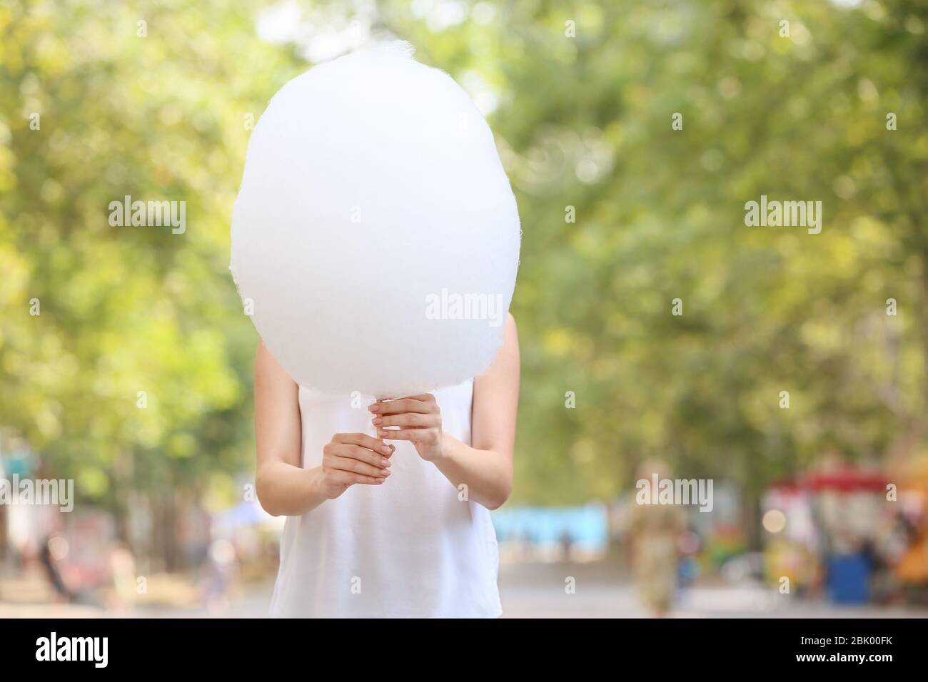 Frau mit süßen Zuckerwatte im Freien Stockfoto