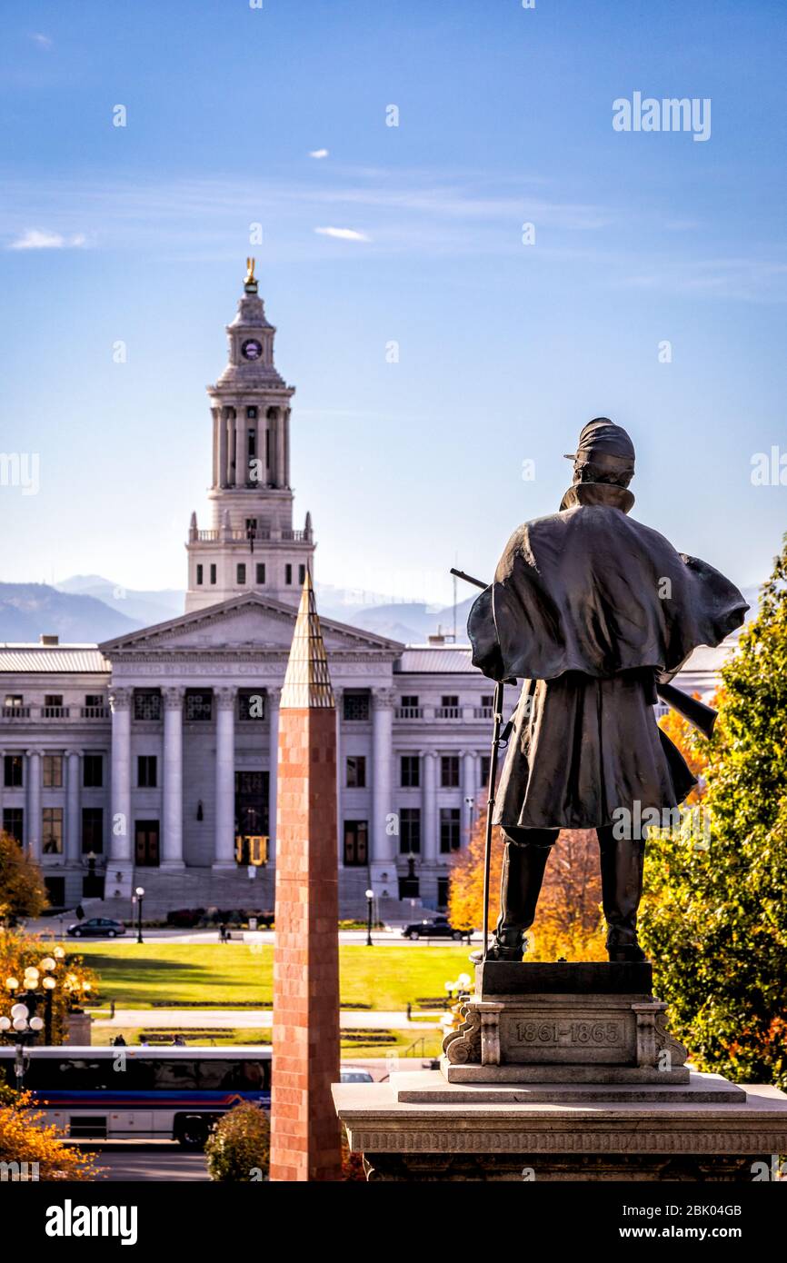 Skulptur des Künstlers Jack Howland, Denkmal des Bürgerkriegs vor dem Kapitolgebäude in Denver, Colorado, USA. Stockfoto