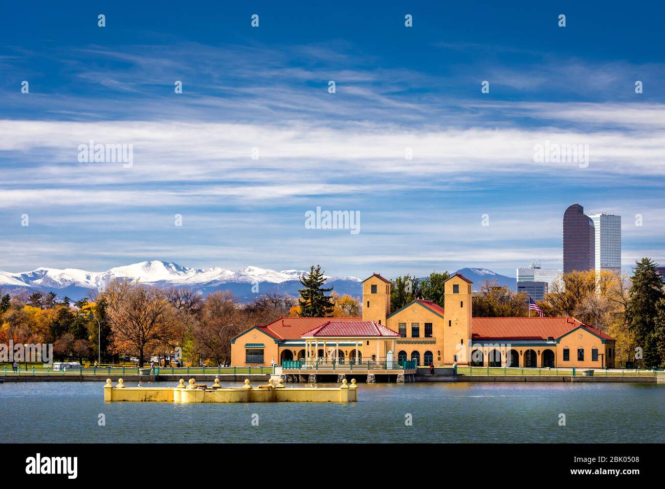 Denver City Park Boathouse Herbst mit den Rocky Mountains im Hintergrund, Denver, Colorado, USA. Stockfoto