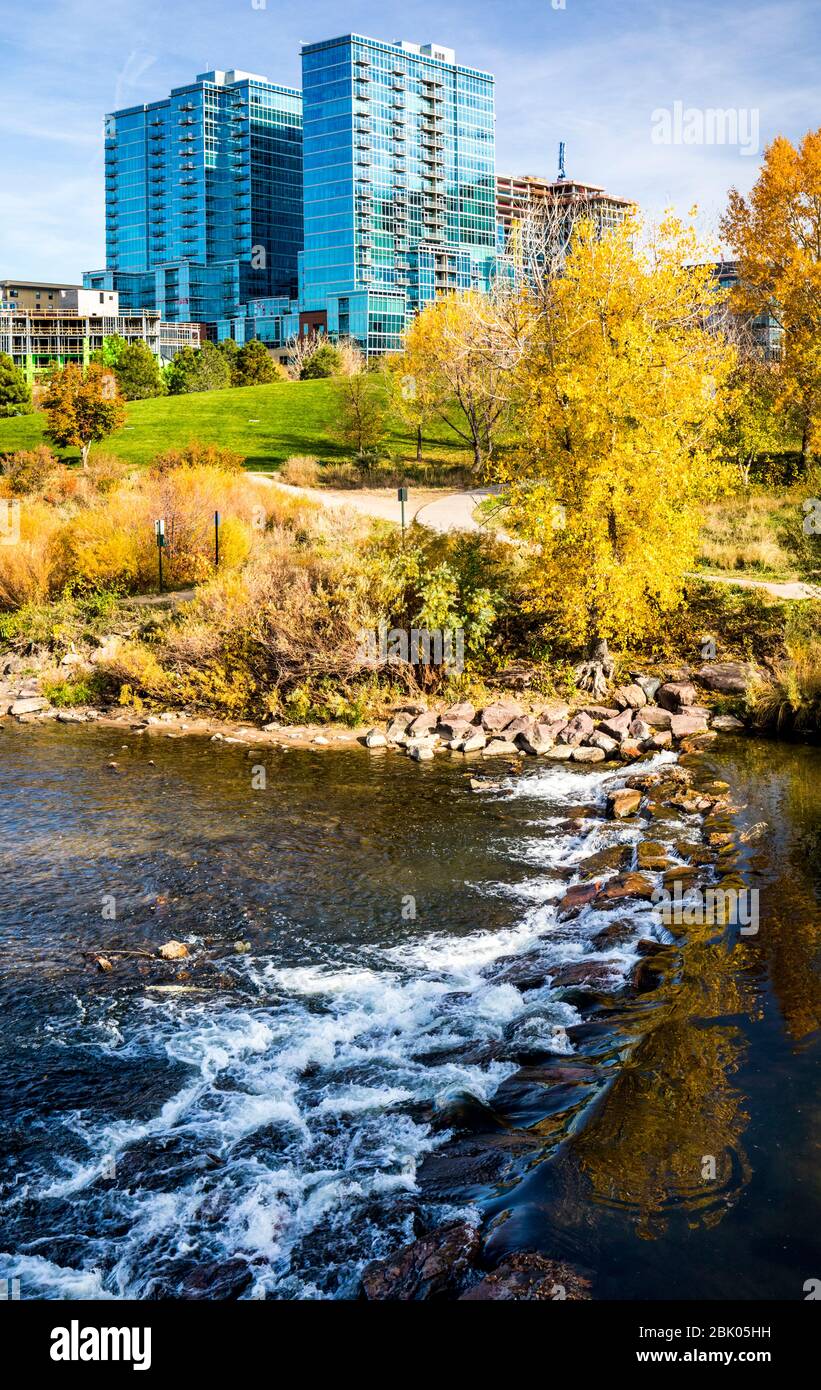 Blick auf Commons Park und Wohnanlagen über dem Platte River von der Highland Pedestrian Bridge in der Nähe der Innenstadt von Denver, Colorado, USA. Stockfoto