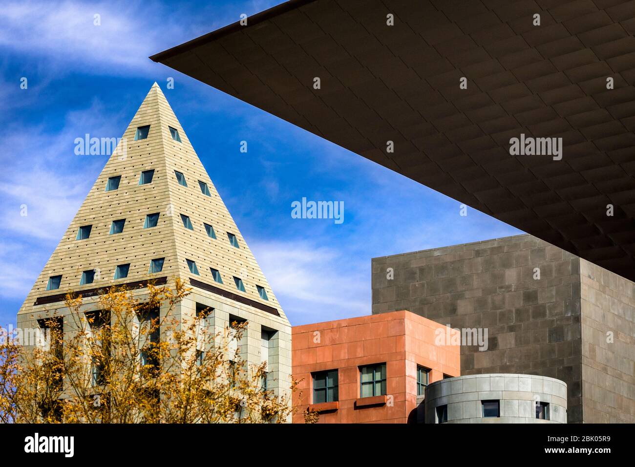 Die einzigartige Architektur der Denver Public Library und eine schattige Spitze des Denver Art Museum nebeneinander, Denver, Colorado, USA. Stockfoto