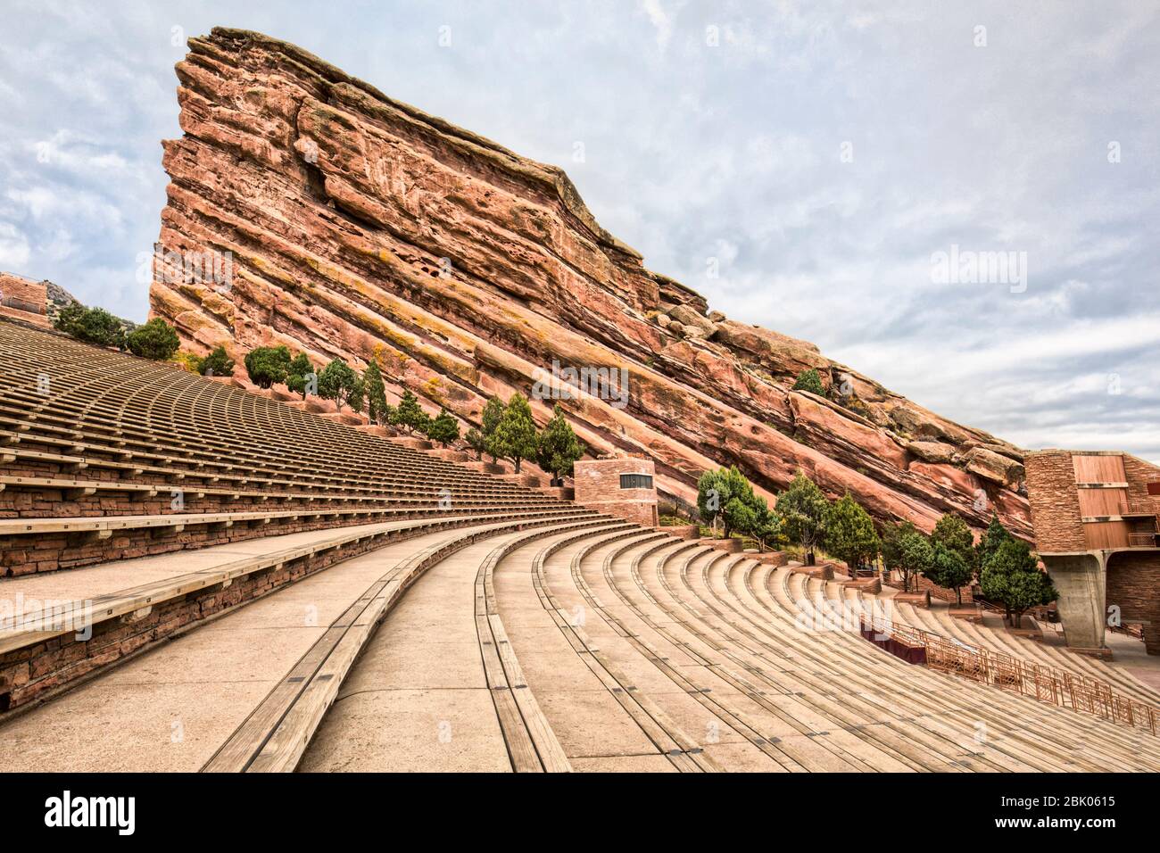 Das berühmte Red Rocks Amphitheater liegt direkt vor Denver, Colorado, USA. Stockfoto