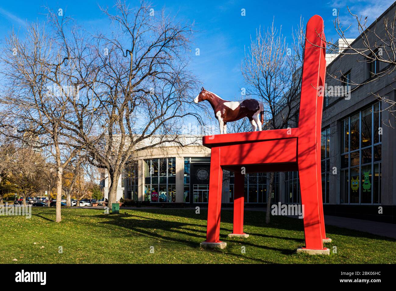 'The Yearling' von Donald Lipski in der Nähe des Denver Art Museum und der Denver Library, Colorado, USA. Stockfoto