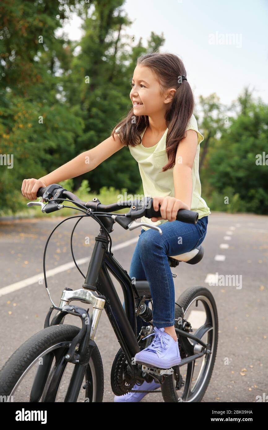 Kleinen Mädchen Reiten Fahrrad im freien Stockfoto