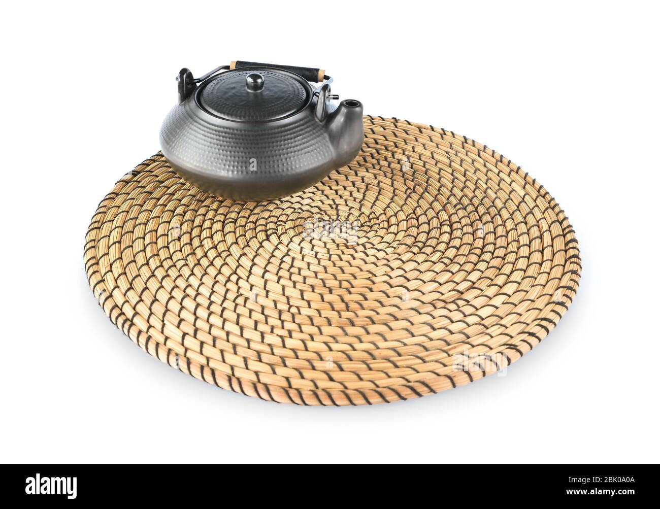 Wicker Fach mit Teekanne auf weißem Hintergrund Stockfoto