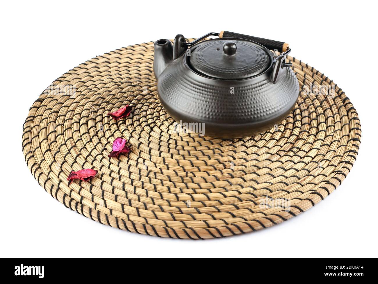 Wicker Fach mit Teekanne auf weißem Hintergrund Stockfoto