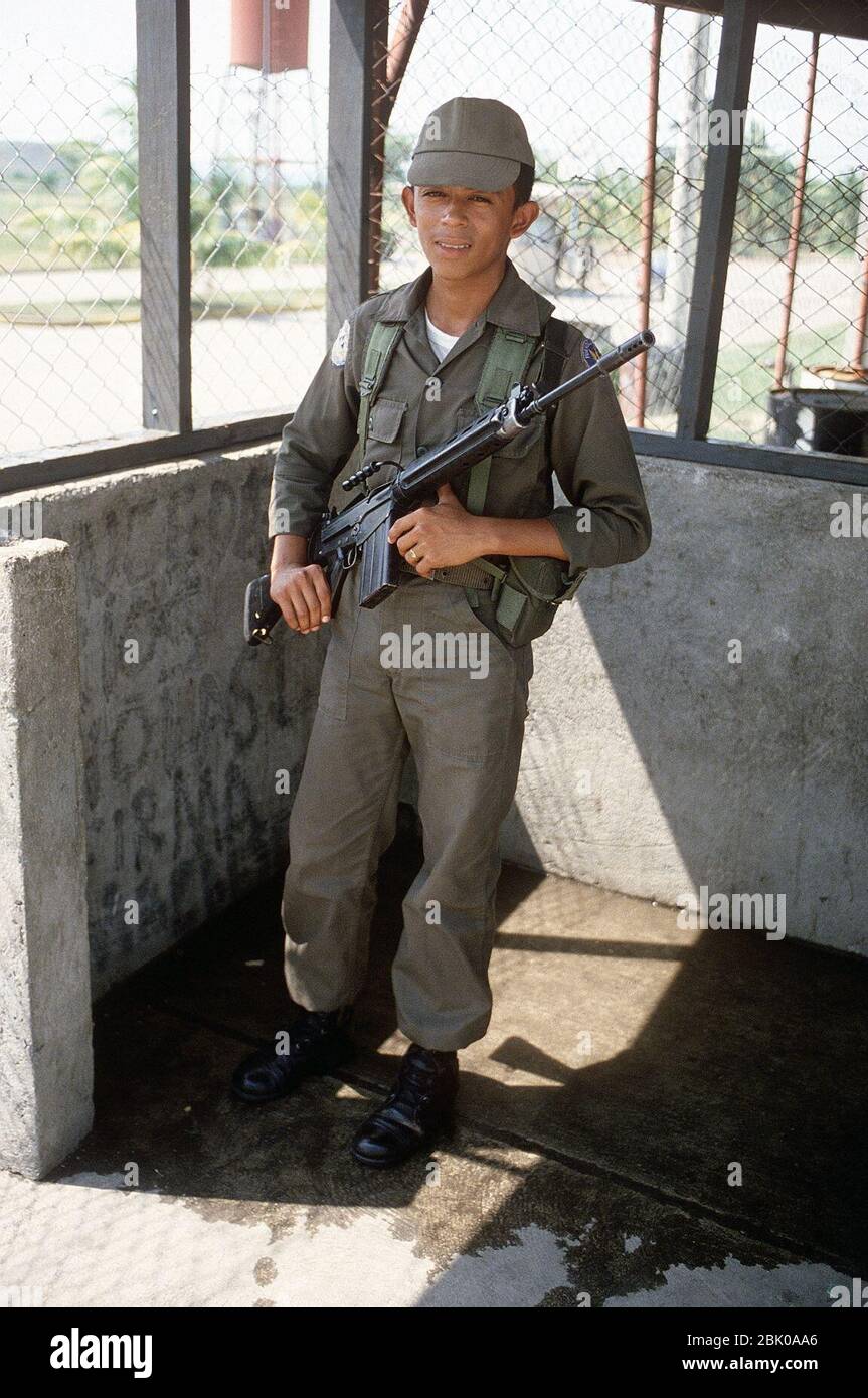 Honduranischer Luftwaffensicherheitspolizist, bewaffnet mit einem 7.62 mm FN FAL Gewehr, 1984. Stockfoto