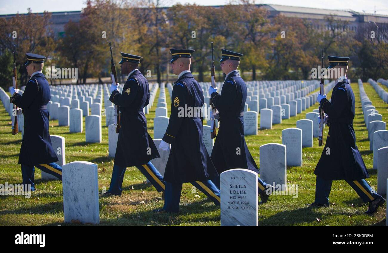 Ehrenwache Gewehrteam mit Pentagon (15303654283). Stockfoto