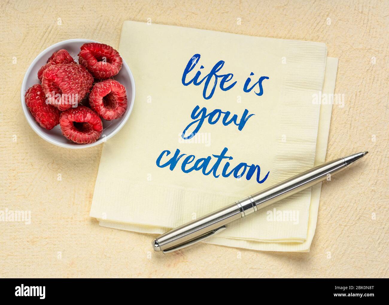 Das Leben ist Ihre Kreation inspirierende Note - Handschrift auf Serviette mit frischen Himbeeren, persönlicher Entwicklung und Lifestyle-Konzept Stockfoto