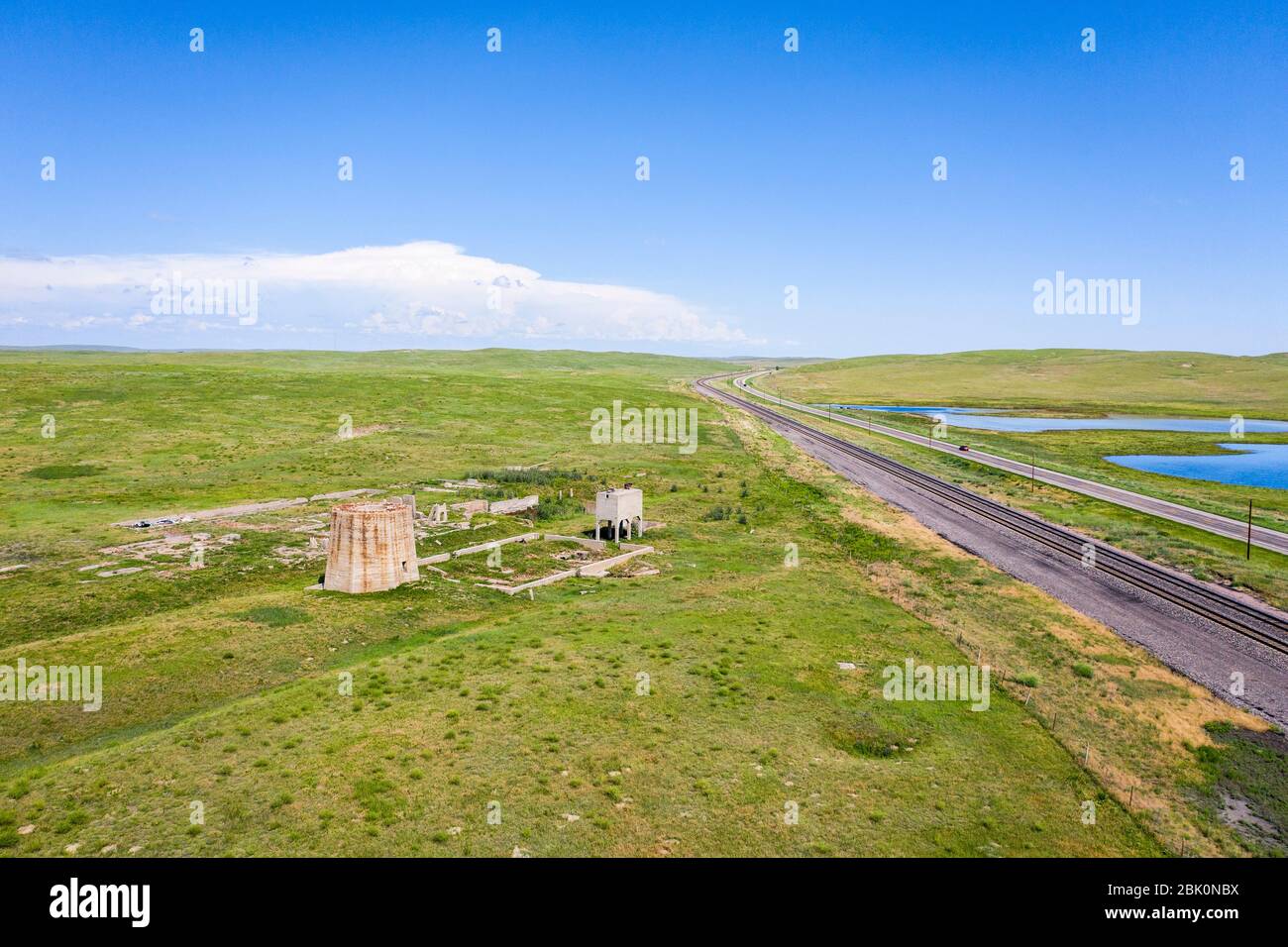 konkreten Ruinen von einem der fünf Reduktion Pflanzen und Pumpstationen, die Herstellung von Pottasche im ersten Weltkrieg in der Nähe von Antiochia, Nebraska, Luftbild Stockfoto