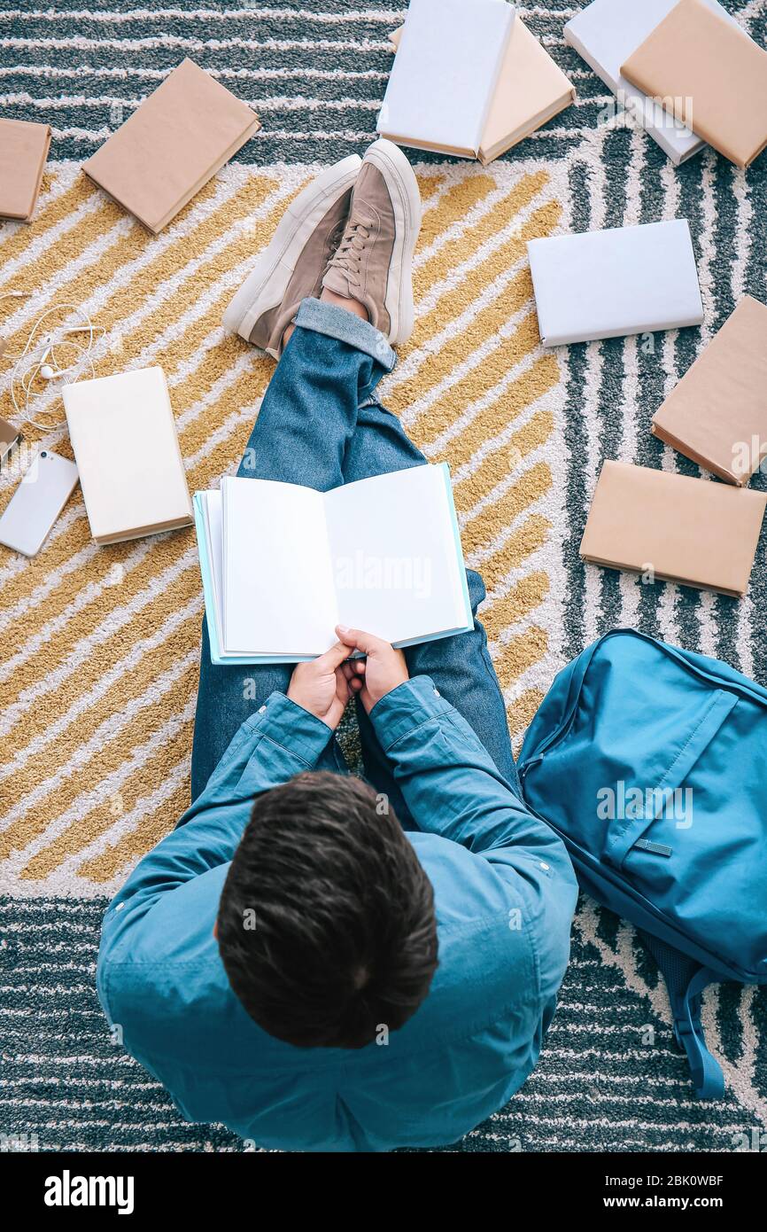 Asiatische Kursteilnehmer mit einer Menge Bücher Vorbereitung auf die Prüfung zu Hause Stockfoto