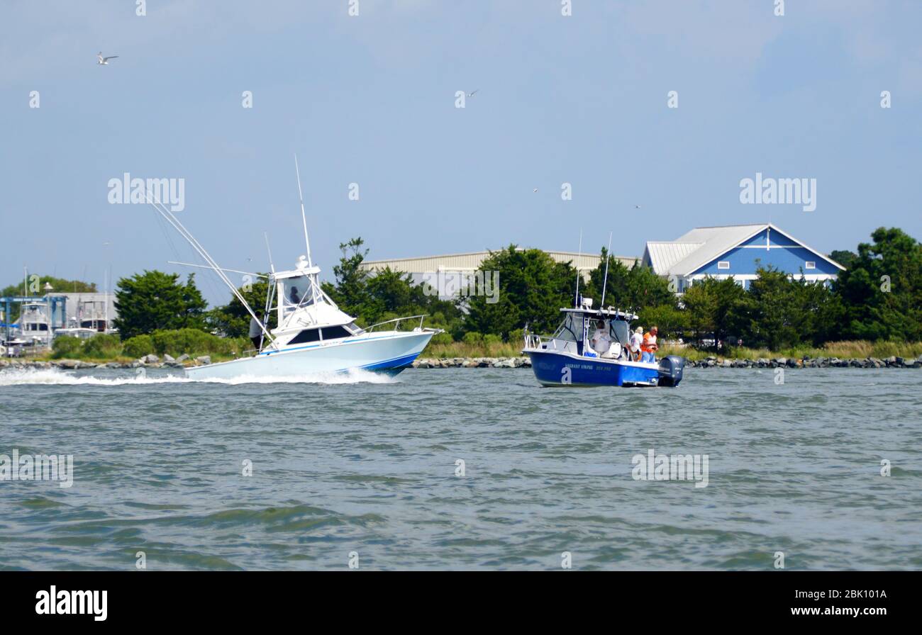 Bethany Beach, Delaware, U.S.A - 2. September 2019 - Fischerboote auf dem Indian River Inlet in den heißen Sommertag Stockfoto