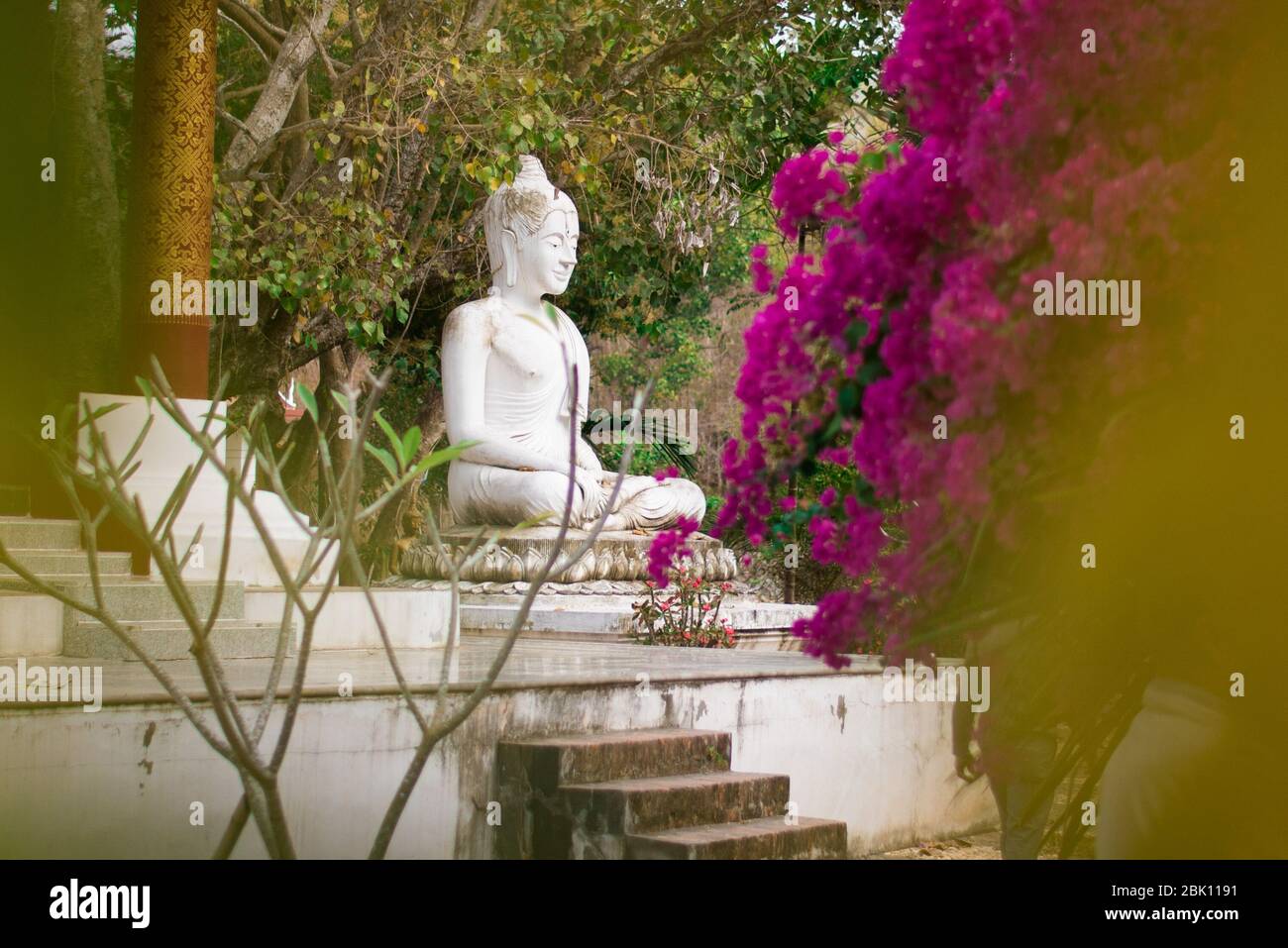 Weiße buddha-Statue im Wat Kok Pab in Luang Prabang, Laos. Stockfoto