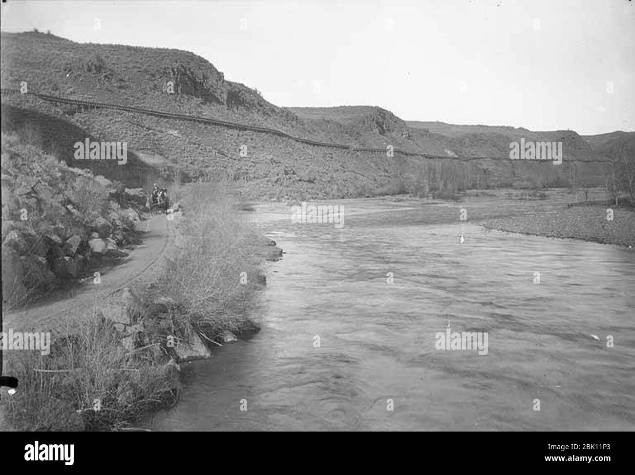 Pferdewagen auf der Straße am Naches River mit Bewässerungsflut entlang der Hügel in der Nähe von North Yakima April 17 1896 (WAITE 39). Stockfoto