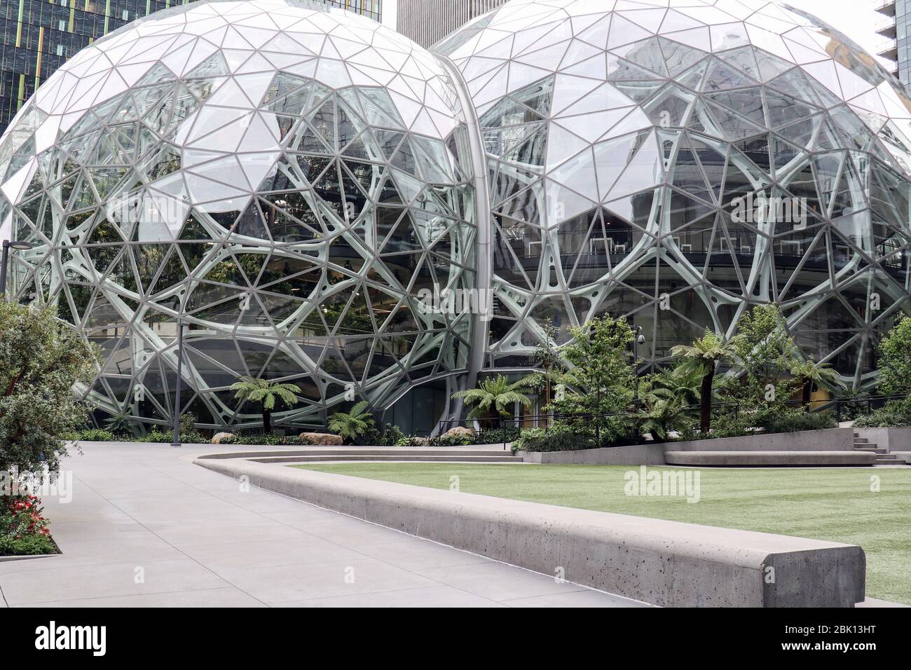 Seattle, Usa. April 2020. Amazon Hauptsitz in Seattle. Der E-Commerce-Händler gab seine Finanzdaten für das 1. Quartal 2020 bekannt. Das Unternehmen meldete einen Gewinn von 5.01 US-Dollar pro Aktie, der unter den Erwartungen der Analysten lag. Quelle: SOPA Images Limited/Alamy Live News Stockfoto