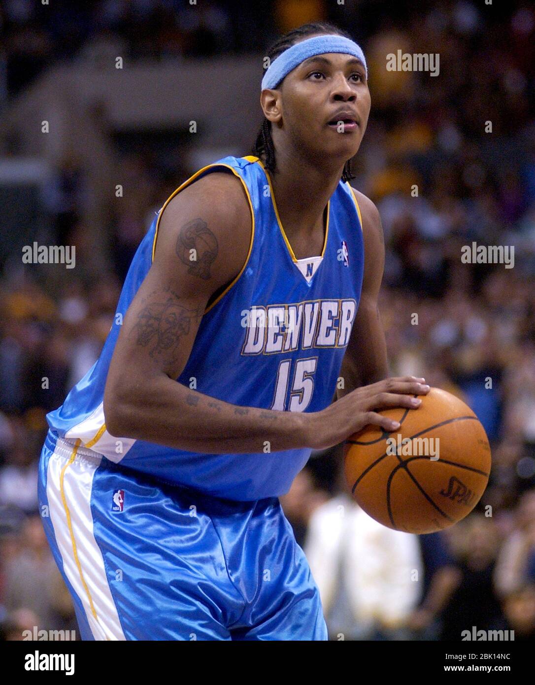 Los Angeles, Usa. Dezember 2003. Carmelo Anthony der Denver Nuggets während 101-99 Verlust an die Los Angeles Lakers in einem NBA-Basketballspiel im Staples Center am Freitag, 19. Dezember 2003 in Los Angeles. Foto via Credit: Newscom/Alamy Live News Stockfoto