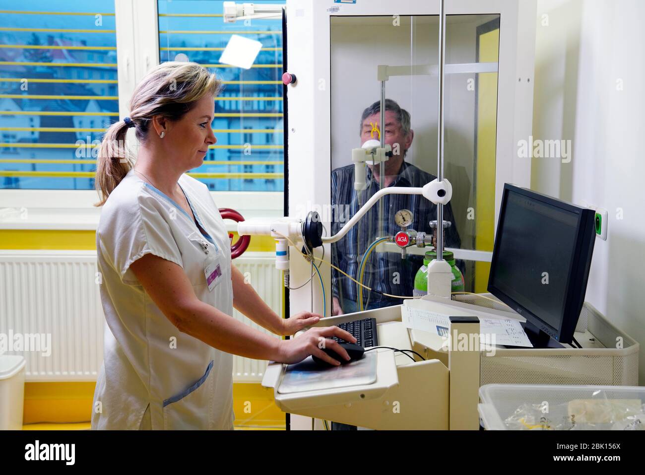 Spirometrie, Test der Lungenfunktion, Pflegekraft untersucht einen Patienten, Karlsbad, Tschechische Republik Stockfoto