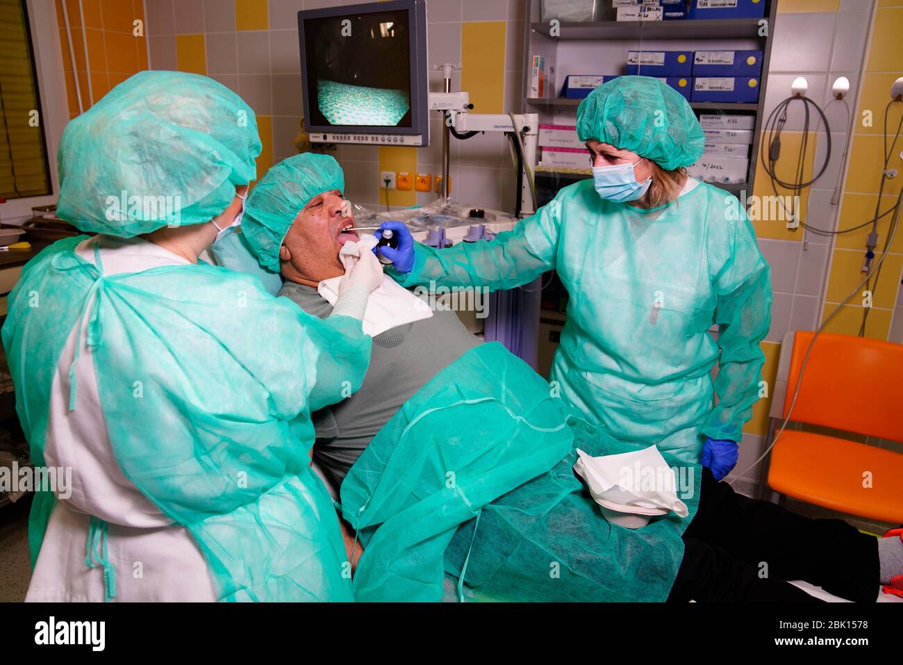 Arzt und Krankenschwester untersuchen einen Patienten durch Bronchoskopie, Karlsbad, Tschechische Republik Stockfoto