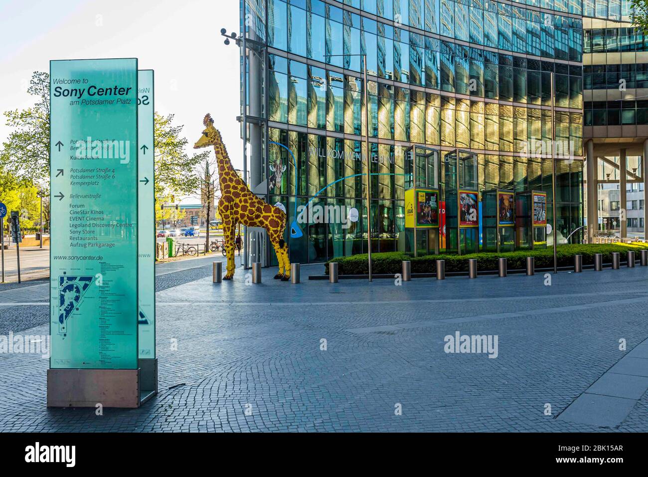 Blick vom Sony Center auf die autofreie Potsdamer Straße tagsüber, Sperrung während der Corona-Krise, Potsdamer Platz, Berlin, Deutschland Stockfoto