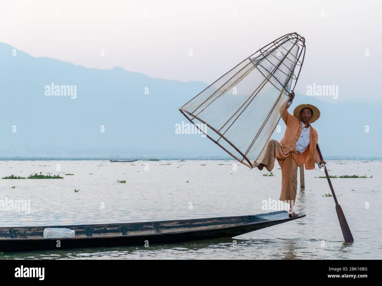 Nyaungshwe, Myanmar : 12. März 2020 - Fischer Pose für ein Bild Inle Lake. Einst ein alter Traditionsfischer macht jetzt Geld, indem er für Fotos posiert. Stockfoto