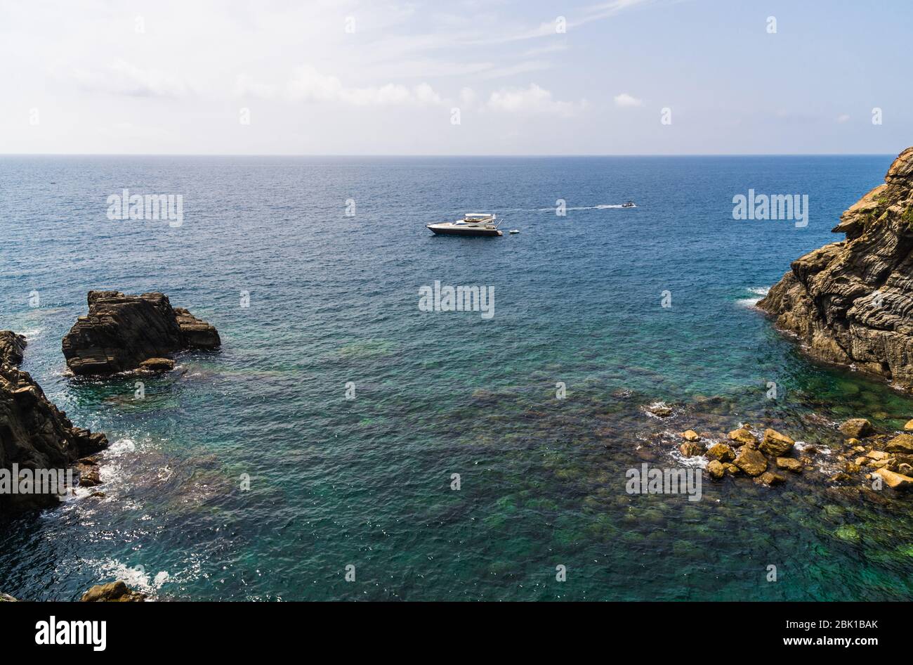Ligurische Küste in Ligurien, Italien, mit Wasser und Booten. Stockfoto