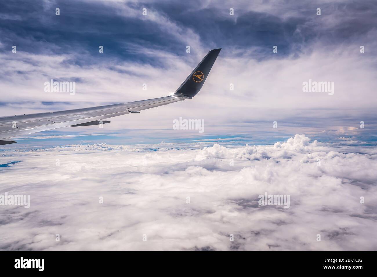 Frankfurt Deutschland 18.11.19 Condor Luftflügel des Flugzeugs in den Himmel winglet blauen Himmel Wolken. Stockfoto
