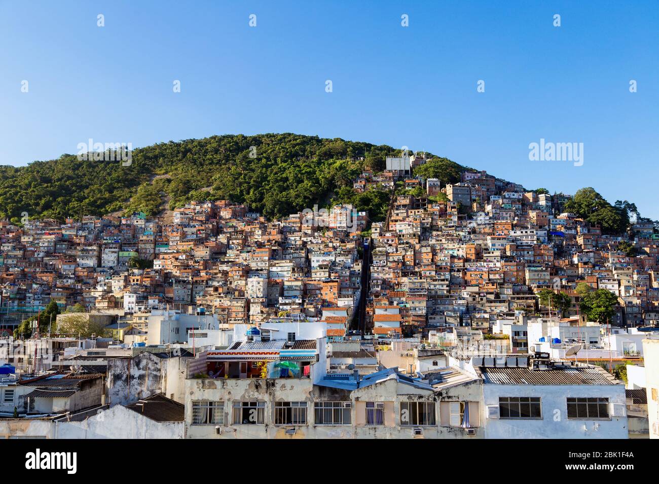 Favela von Rio de Janeiro, Brasilien. Bunte Häuser in einem Hügel. Zona Sul von Rio. Arme Viertel der Stadt. Stockfoto