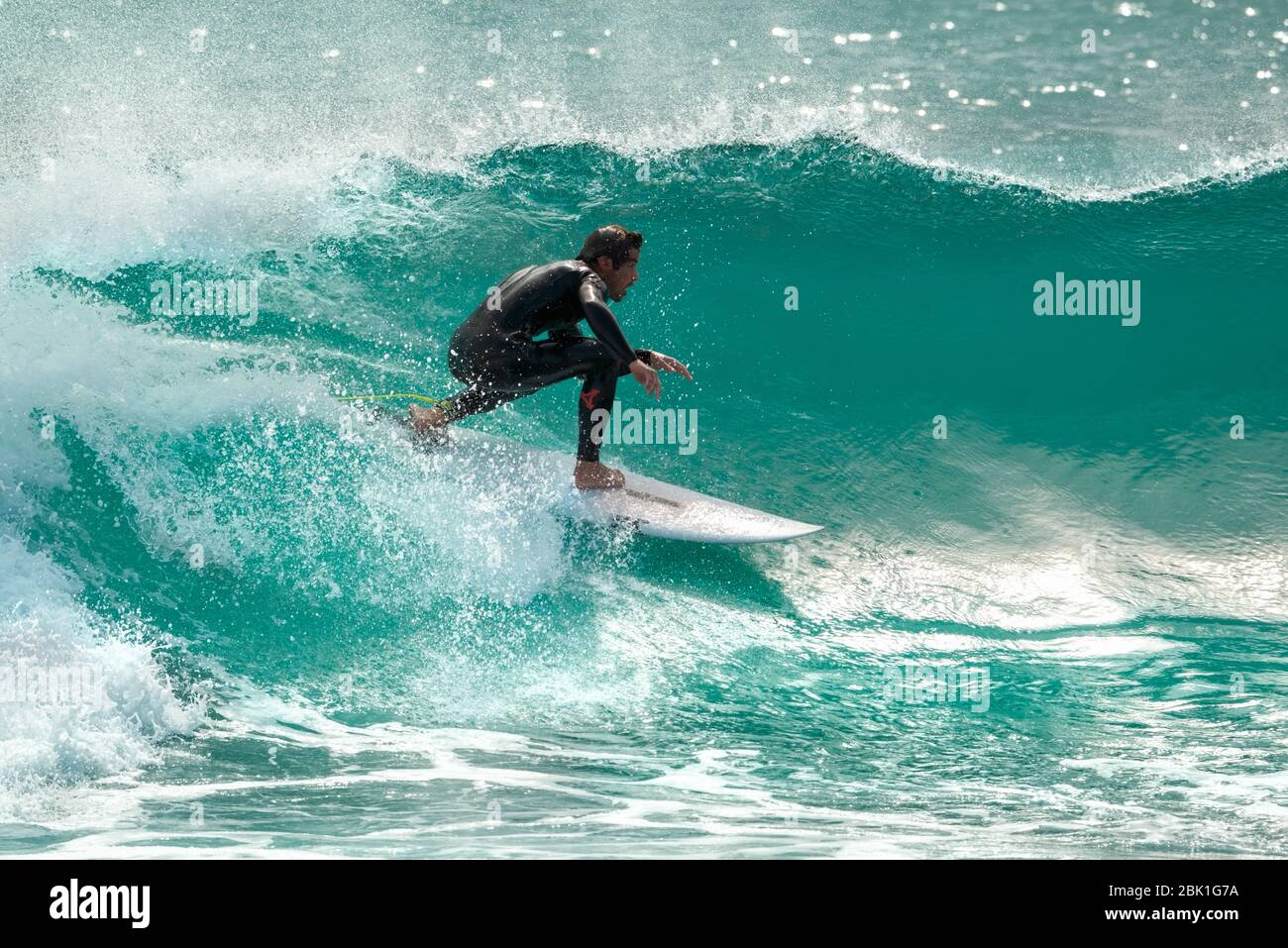 Surfer auf einem Wellenwappen auf Gran Canaria, Spanien. Stockfoto