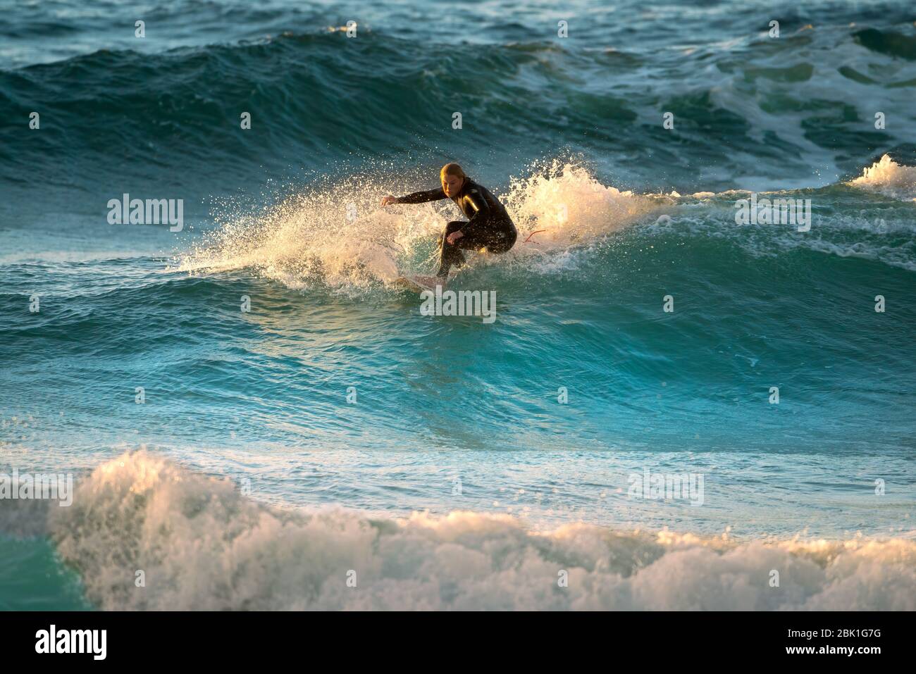 Surfer auf der Welle. Der Surfer fängt und dreht sich auf dem Kamm einer Welle. Wellen auf der Insel Teneriffa. Stockfoto