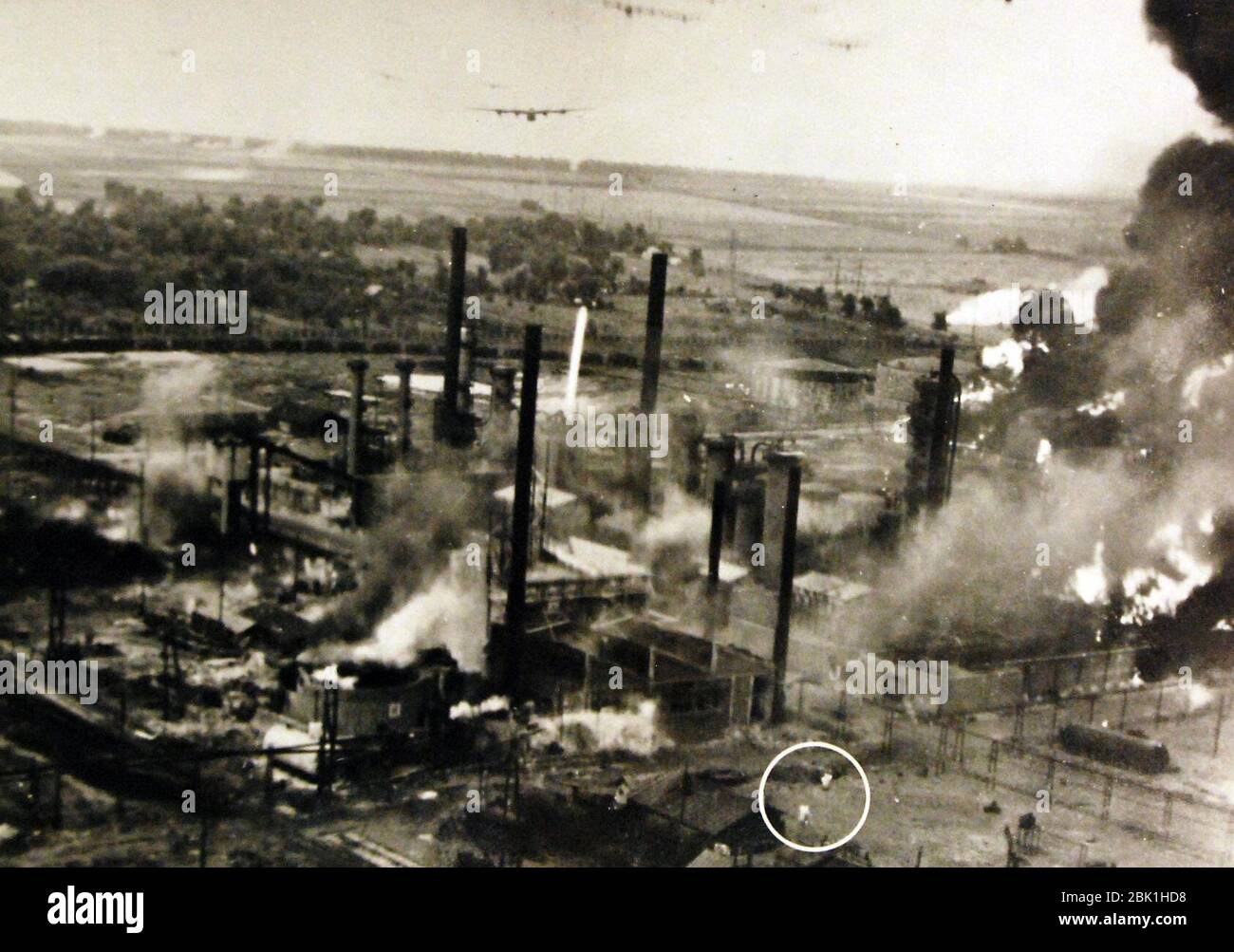 Wie der konsolidierte B-24 Liberator flog, als er das Ploesti-Feld, Rumänien, 1943 bombardierte (27703595676). Stockfoto