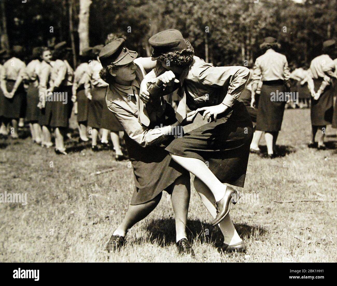 Wie man einen bewaffneten Gegner deaktiviert, weibliche Marinetraining, Camp Lejeune, North Carolina, 1943 (26431997345). Stockfoto