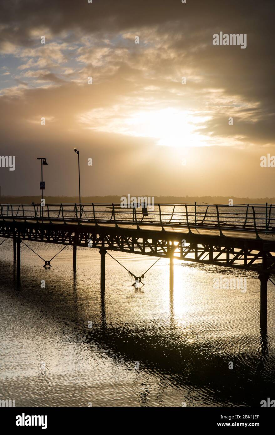 New Forest, Hampshire. Mai 2020. Ein dramatischer Sonnenaufgang über dem Hythe Pier. Der Pier und die Fähre nach Southampton fahren seit 1880, stehen aber aufgrund der finanziellen Schwierigkeiten, die durch die Pandemie Covid 19 verursacht wurden, vor einer ungewissen Zukunft. Ein Online-Appell an “www.crowdfunder.co.uk/hythe-ferry-and-pier-covid19” wurde gestartet, die Community zu bitten, die Fähre und Pier zu unterstützen. Credit Stuart Martin/Alamy Live News Stockfoto