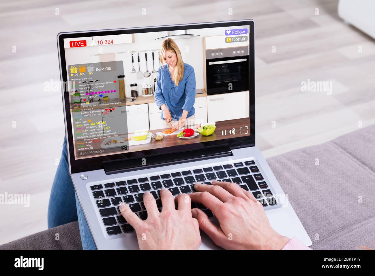 Streaming Live Cooking Internet Show Auf Laptop Stockfoto