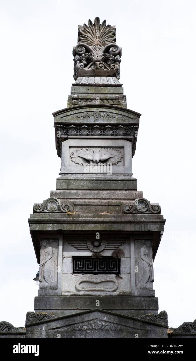 Mausoleum Turm Detail gegen einen weißen Himmel Stockfoto