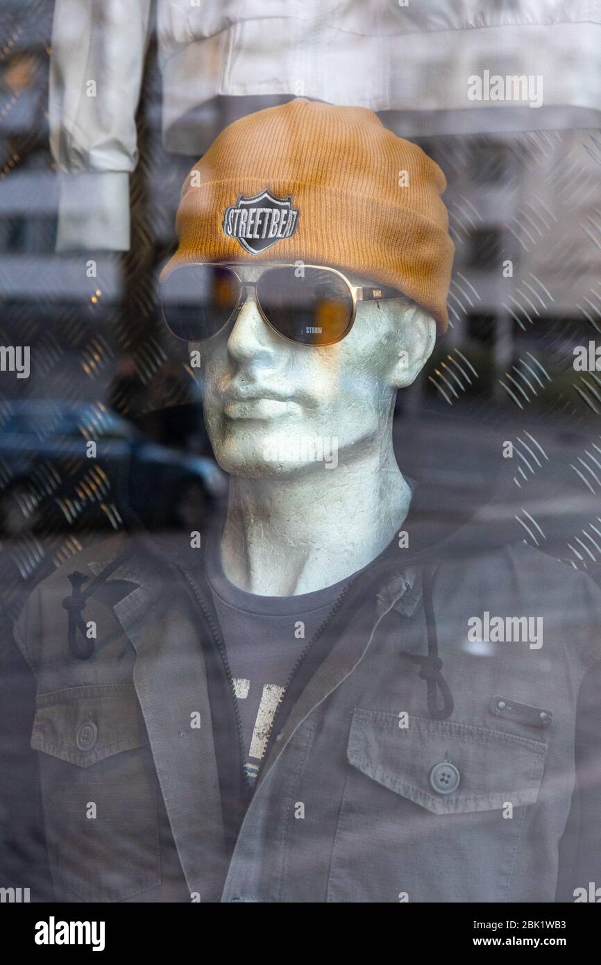 Weiße Kunststoff oder stryrofoam männliche Schaufensterpuppe Büste mit Brille und Mütze im Fenster-Display Stockfoto