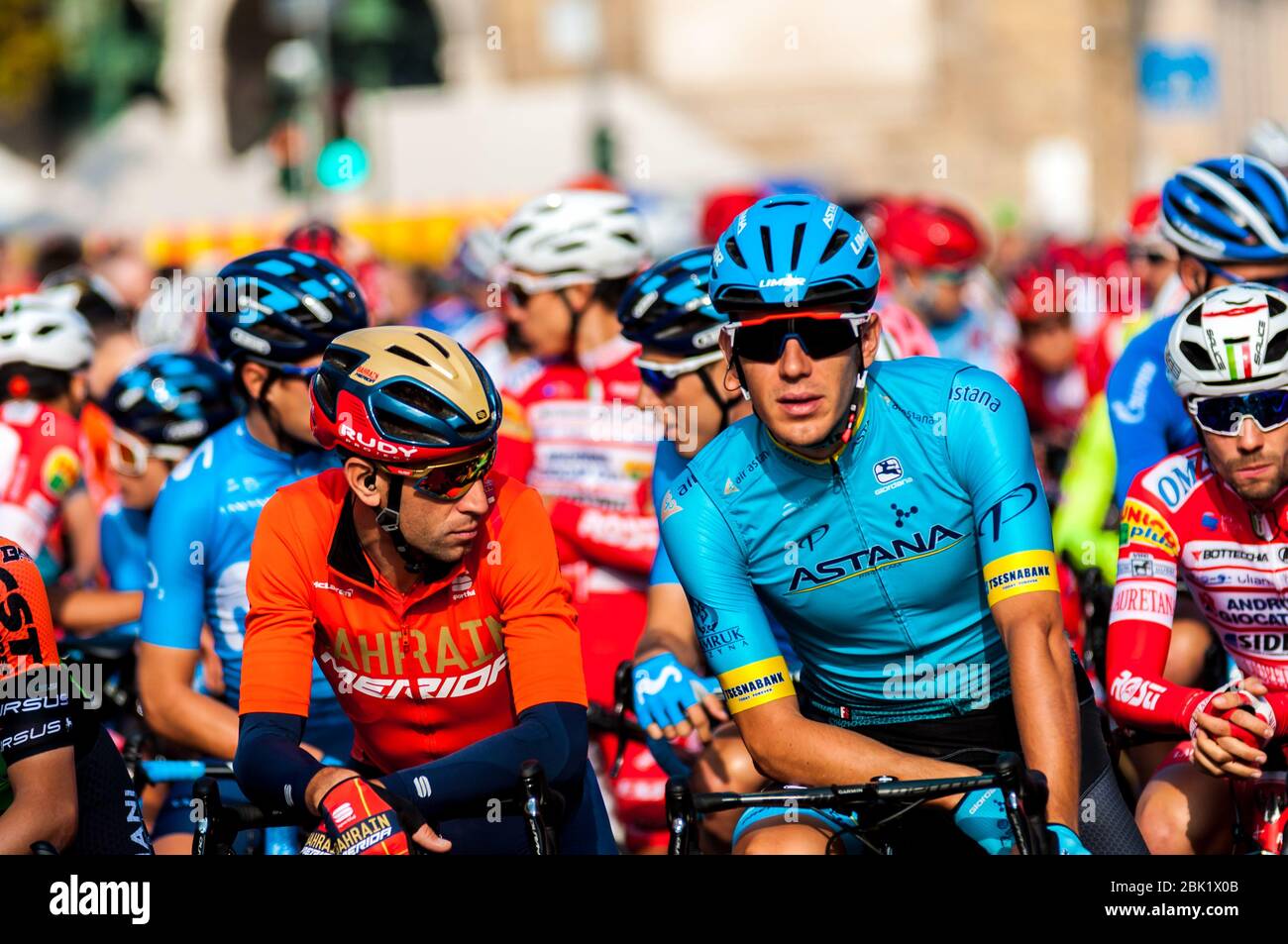 nibali (ita) (bahrain merida) und ballerini (ita) (astana Pro Team) warten auf den Start von 'il lombardia' 2019 während des Giro di Lombardia 2019, bergamo-como Stockfoto
