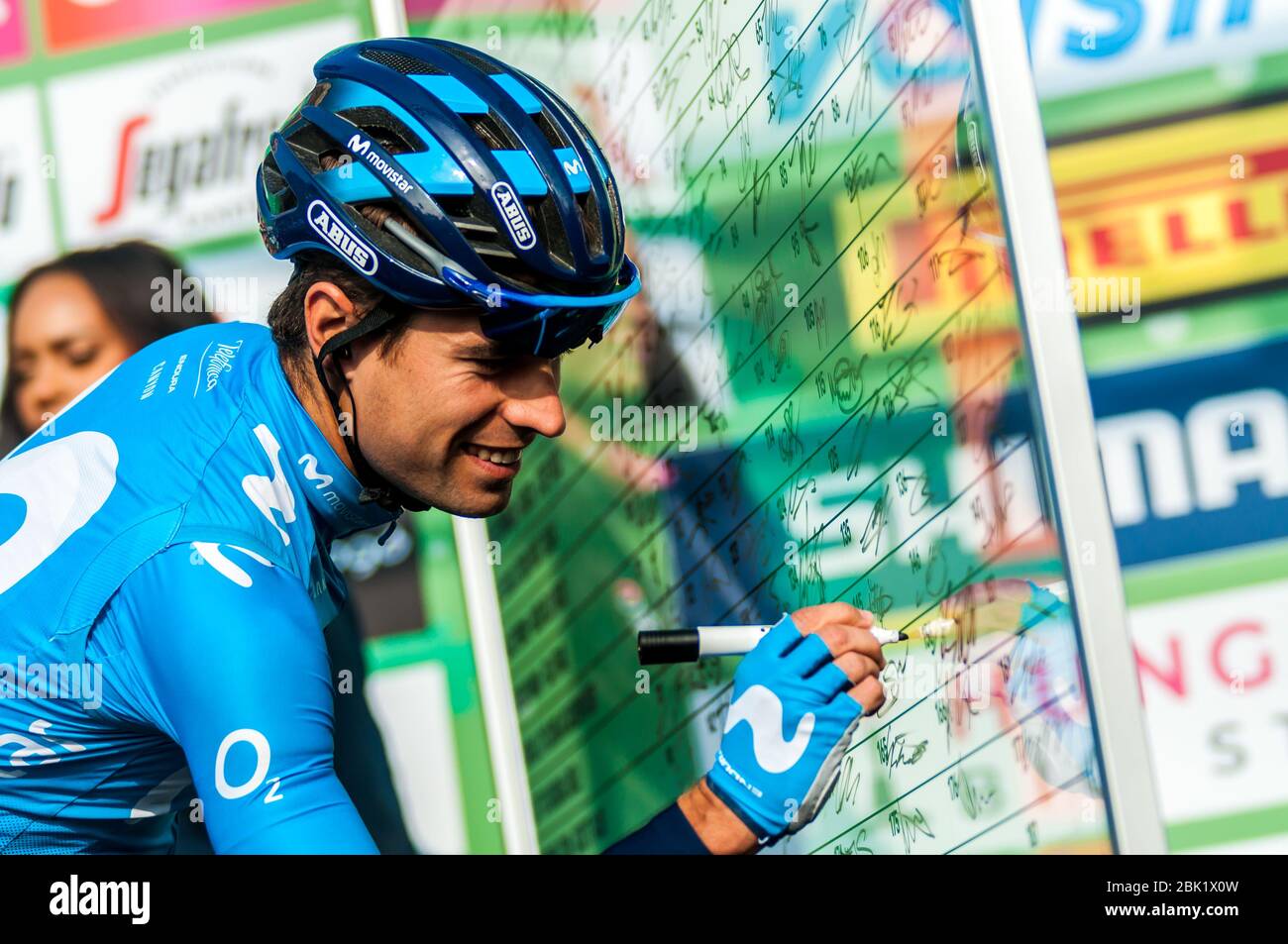 mikel landa (SPA) (movistar Team) Zeichen beim Abgang von 'il lombardia' 2019 während Giro di Lombardia 2019, , bergamo-como, Italien, 12. Oktober 2019 Stockfoto
