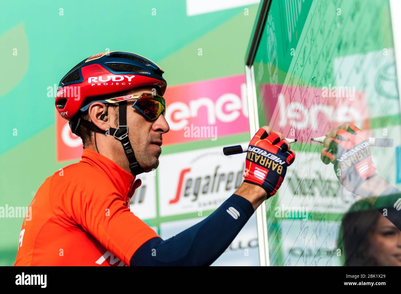 vincenzo nibali (ita) (bahrain merida) Zeichen bei der Abfahrt während des Giro di Lombardia 2019, , bergamo-como, Italien, 12. Oktober 2019 Stockfoto