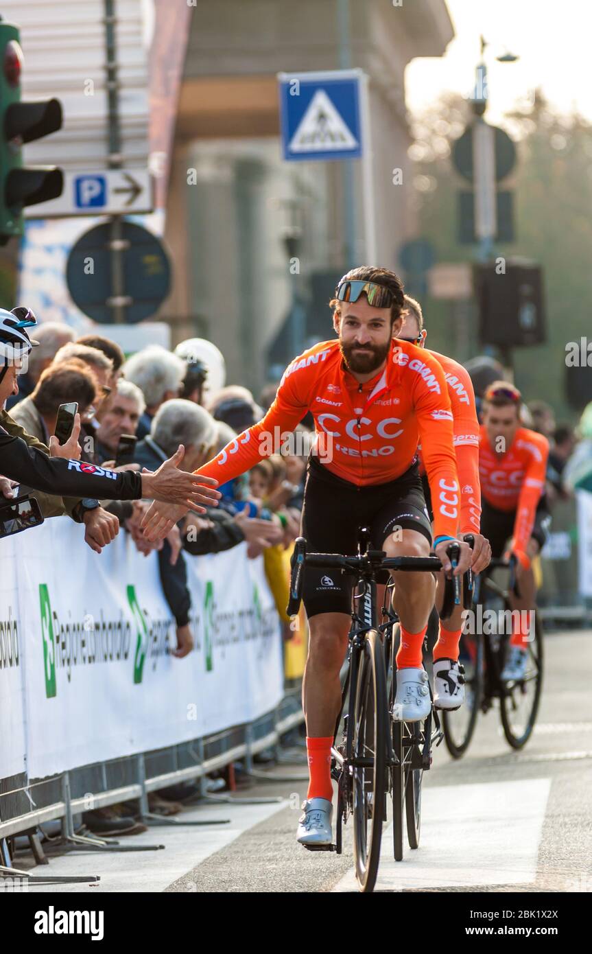 simon geschke (ger) (ccc Team) begrüßt die Fans während des Giro di Lombardia 2019, bergamo-como, Italien, 12. Oktober 2019 Stockfoto