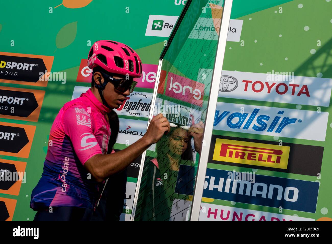 sergio higuita (col) (ef Ausbildung zuerst) Unterzeichnung bei der Abreise der lombardia 2019 während Giro di Lombardia 2019, , bergamo-como, Italien, 12. Oktober 2019 Stockfoto