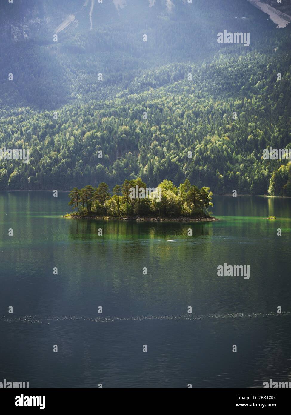 Spiegelung des Eibsees vor der Zugspitze in Bayern Stockfoto