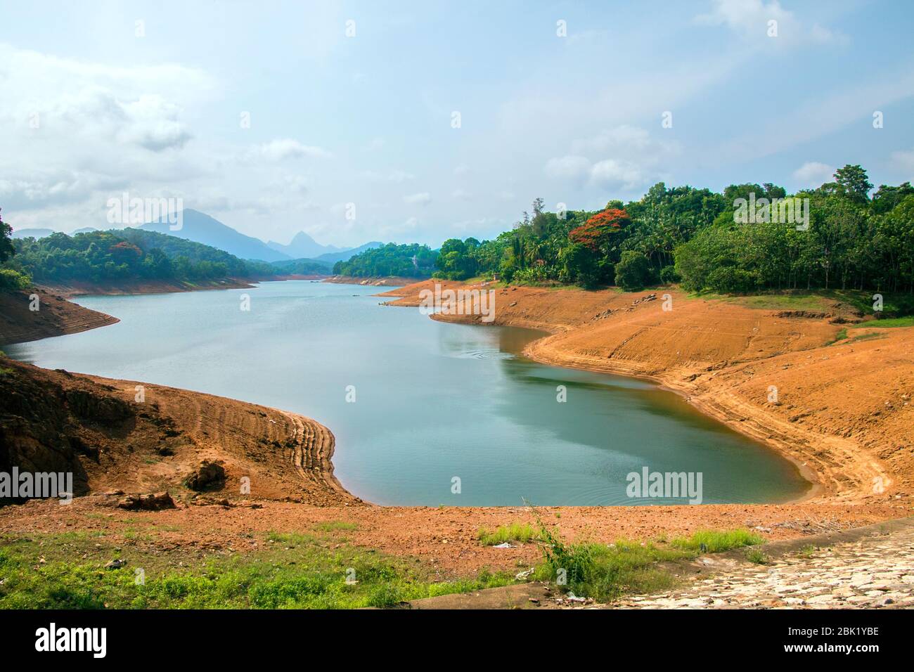 Blick auf neyyar Staudamm Reservoir im Sommer, thiruvananthapuram, trivandrum, indien, kerala, kerala Damm, kerala natürliche Schönheit, indien Landschaft, kerala Landschaft Stockfoto