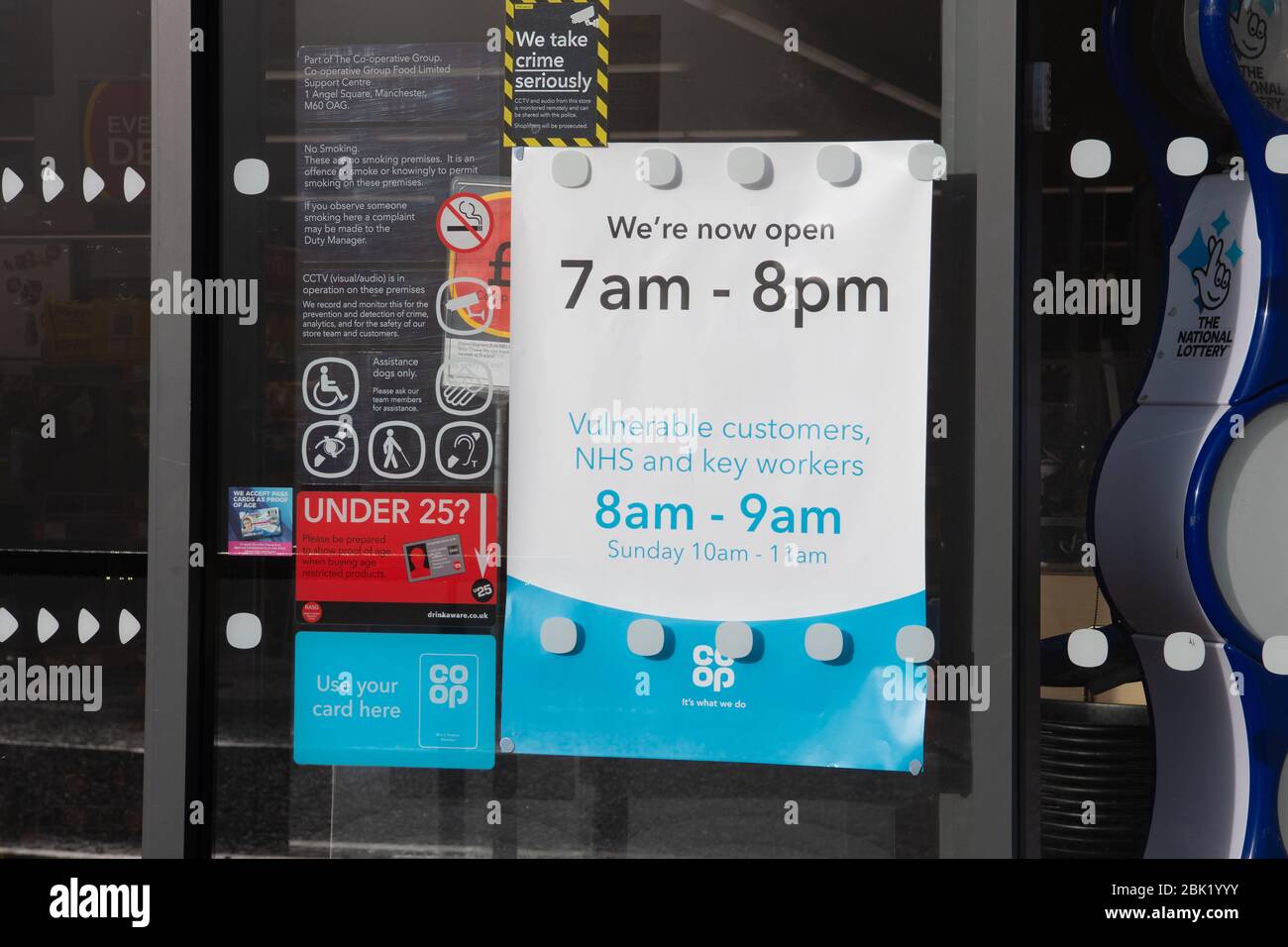 Spezielles Poster für die Öffnungszeiten von NHS-Kunden und Schlüsselkräften in Coop Store, Killearn, Stirlingshire, Schottland, Großbritannien Stockfoto