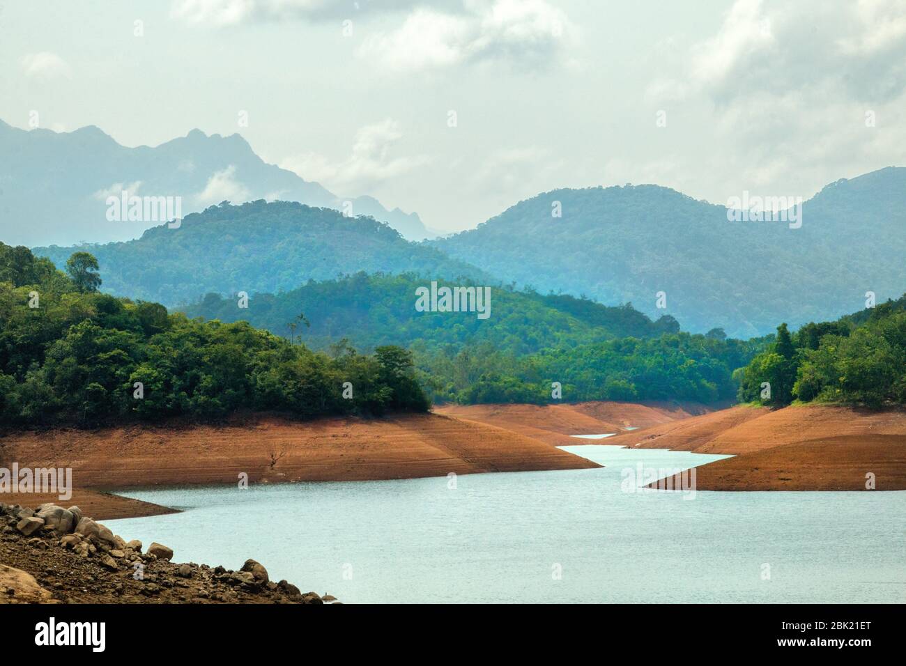 Blick auf neyyar Staudamm Reservoir im Sommer, thiruvananthapuram, trivandrum, indien, kerala, kerala Damm, kerala natürliche Schönheit, indien Landschaft, kerala Landschaft Stockfoto