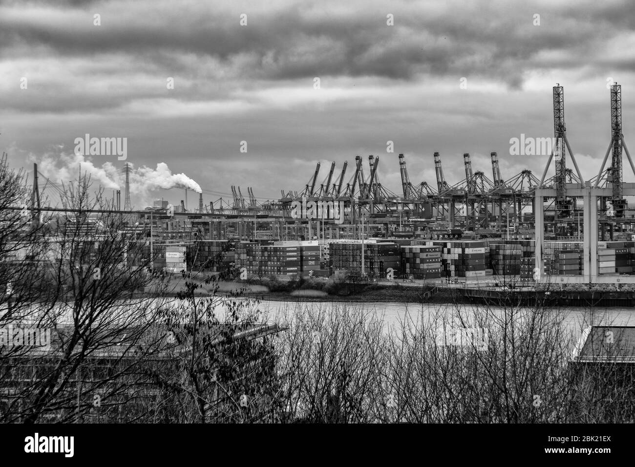 Atemberaubende Panoramasicht auf den Hamburger Hafen mit Containerterminal und der Köhlbrandbrücke an der Elbe mit dramatischem Himmel/Wolken, deutsch Stockfoto
