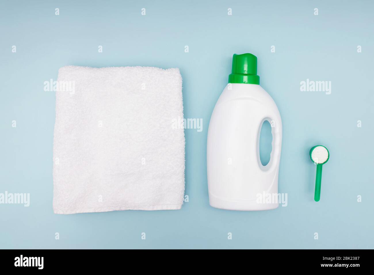 Natürliche Waschflüssigkeit und Pulver und sauberes Handtuch auf blauem Hintergrund. Stockfoto