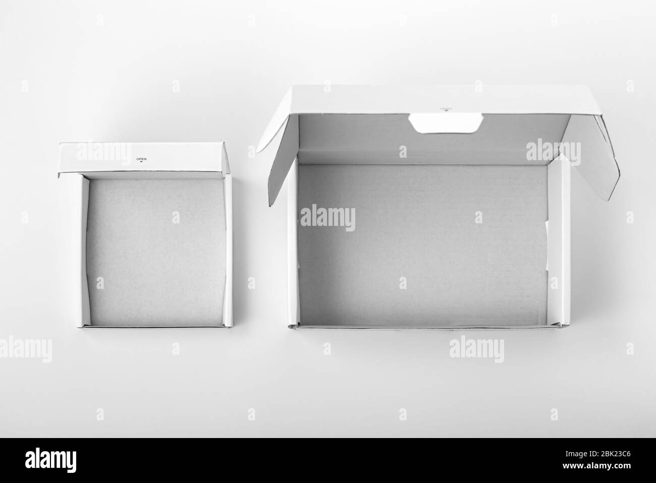 Geöffneter weißer Karton Mockup auf weißem Hintergrund, Ansicht von oben Stockfoto